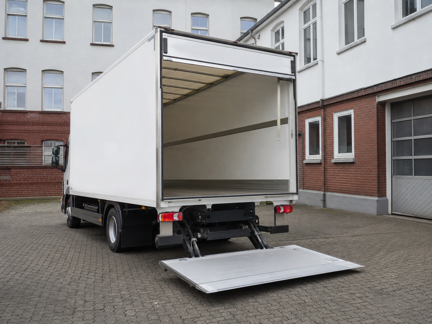 Großer Miettransporter mit Kofferaufbau und Ladebordwand